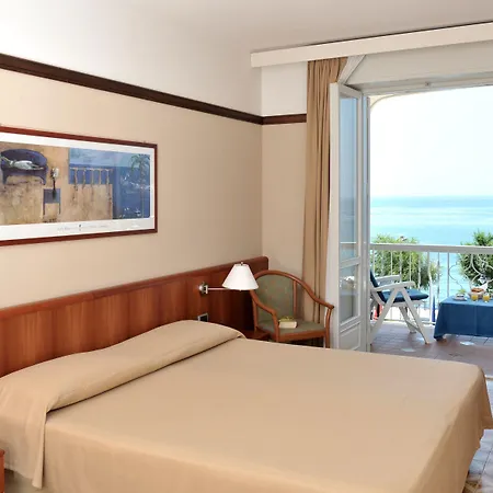 Hotel Pietra Di Luna 4*